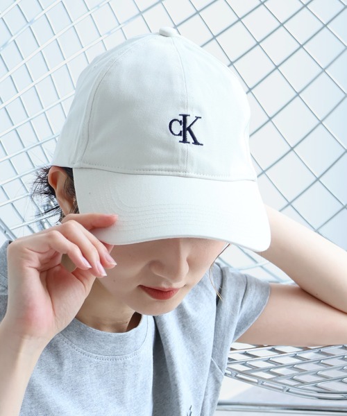 [ ] キャップ CKJ スモールモノグラム ホワイト キャップ - スモール モノグラム ロゴ キャップ | カルバン