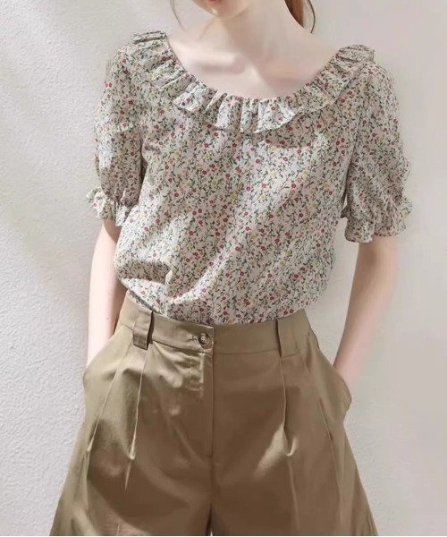 ＆soiree（アンドソワレ） tシャツ 半袖 フリルネック花柄パフスリーブ 