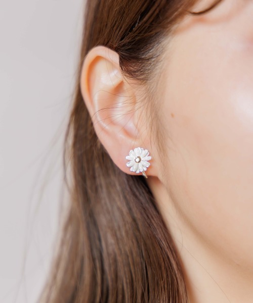 flower イヤリング スノーデイジーイヤリング レディース : ZOZOTOWN