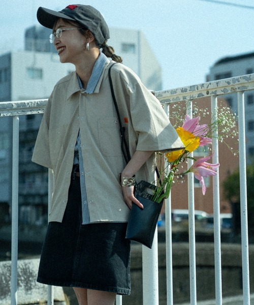 「UNIVERSAL OVERALL」 半袖シャツ F ベージュ レディース
