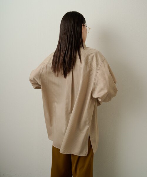 omekashi 【新品】バックオープンぺプラムシャツ　ベージュ Omekashi - omekashi 【新品】バックオープンぺプラムシャツ ベージュ