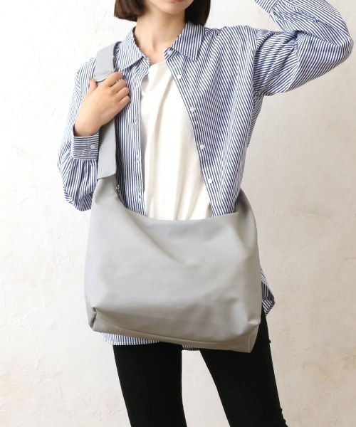 【極美品】PEZZETTINO ショルダーバック Per sist ence ショルダーバッグ バッグ フェイクレザーソフト