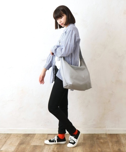 【極美品】PEZZETTINO ショルダーバック Per sist ence ショルダーバッグ バッグ フェイクレザーソフト