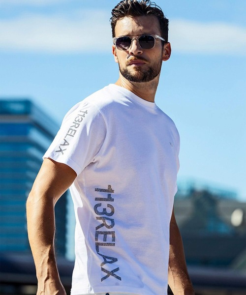 人気■1PIU1UGUALE3 RELAX■ラインストーンサイドロゴTシャツ 1PIU1UGUALE3 RELAX ラインストーンサイドロゴ半袖Tシャツ