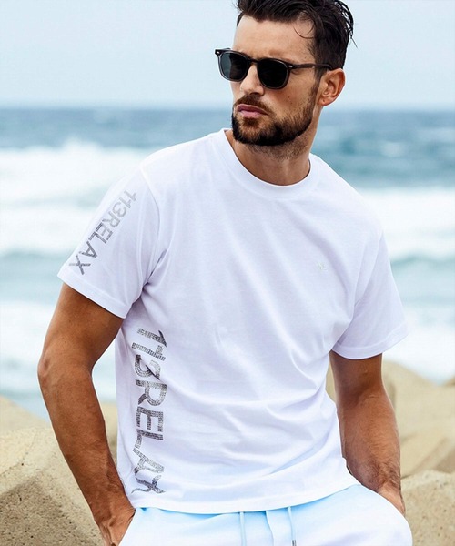 人気■1PIU1UGUALE3 RELAX■ラインストーンサイドロゴTシャツ 1PIU1UGUALE3 RELAX ラインストーンサイドロゴ半袖Tシャツ