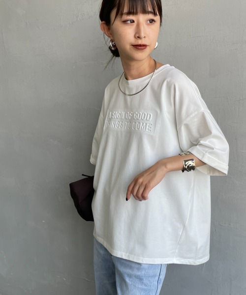 tシャツ 「MAISON DE L'ALLURE/メゾンドゥラリュール」 エンボス加工ロゴTシャツ レディース