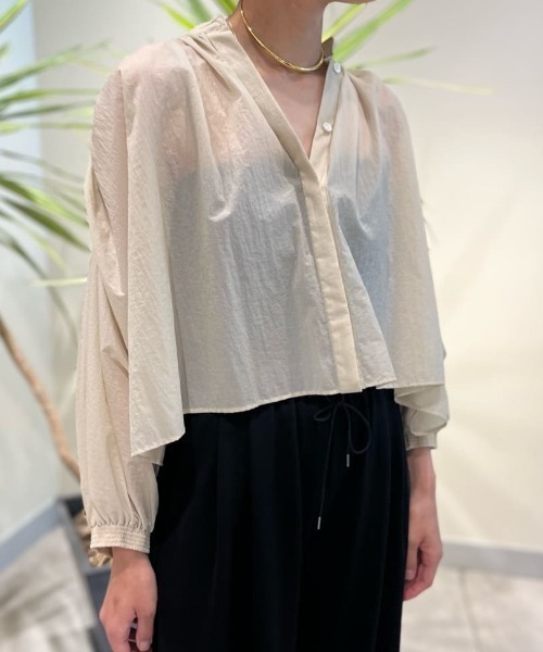 LE PHIL(ルフィル) 長袖シャツブラウス サイズF レディース美品  - ベージュ LE PHIL（ル フィル） ブラウス シャツ エアリーナイロンブラウス