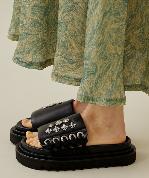 【関税込み】Toga Pulla ブラック Polido サンダル Toga Pulla バックルストラップ サンダル | ブラック | FARFETCH JP