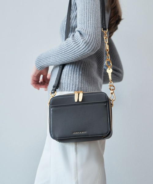 CHARLES & KEITH ブラックショルダーバッグ Agatha アガサ チェーンアクセントショルダーバッグ - ブラック