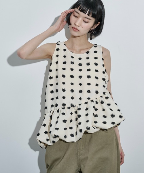ブラウス シャツ ドットジャガードアシメバルーンヘムノースリ レディースの画像