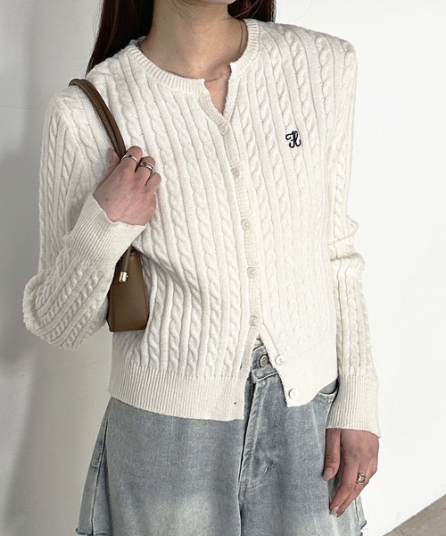 solleim カーディガン ワンポイント刺繍キーネックケーブルニット
