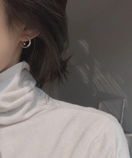 ピアス 「さりげなく華やぐ。耳元をきれいに魅せる“三日月ピアス