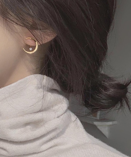 ピアス 「さりげなく華やぐ。耳元をきれいに魅せる“三日月ピアス