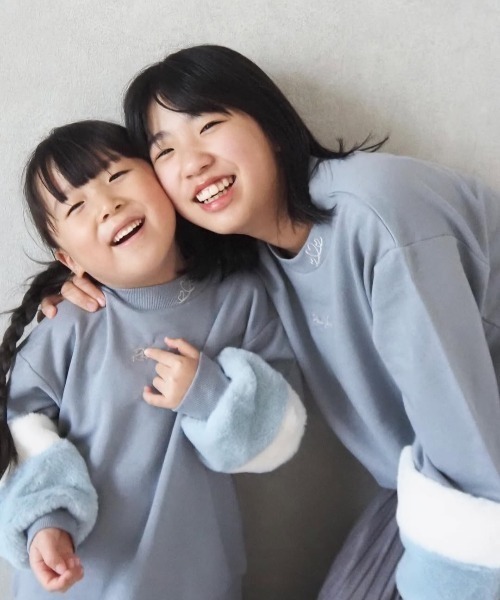 ikka（イッカ） トレーナー 袖ファー刺繍ラインストーンプルオーバー