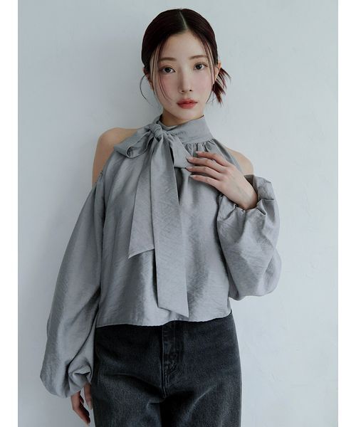 メグコ新品 roughlow 23S/S ショルダーリボンブラウス 新品】roughlow ショルダーリボンブラウス - メルカリ