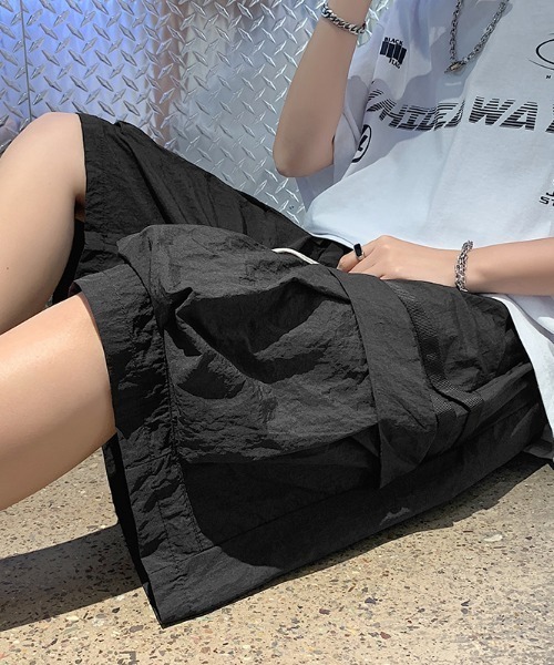 カーゴパンツ テクニカルなディテール。ワイドシルエット ミリタリーカーゴショーツ メンズ レディース