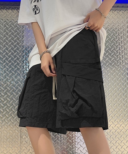 カーゴパンツ テクニカルなディテール。ワイドシルエット ミリタリーカーゴショーツ メンズ レディース