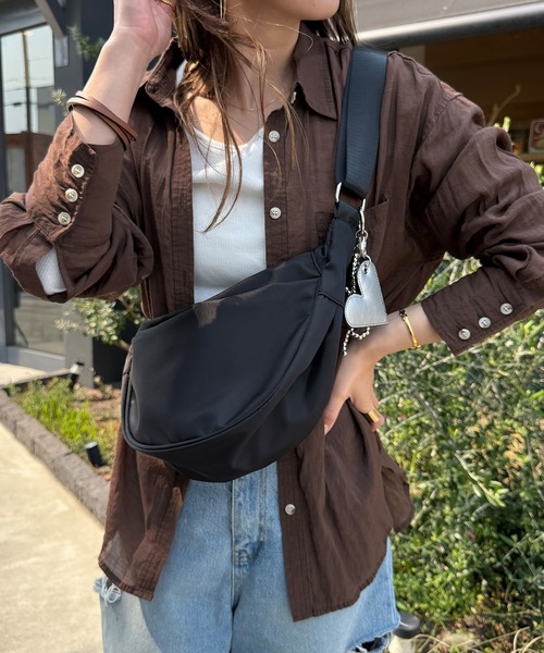 【バーバリーブルーレーベル】ショルダーバッグ　黒　ハーフムーン　クロスボディ バーバリーブルーレーベル】ショルダーバッグ 黒 ハーフムーン クロス