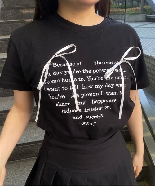 tシャツ A'GEM/9 × .kom 「.KOM/ドットケーオーエム」英字リボン半袖カットソー レディース