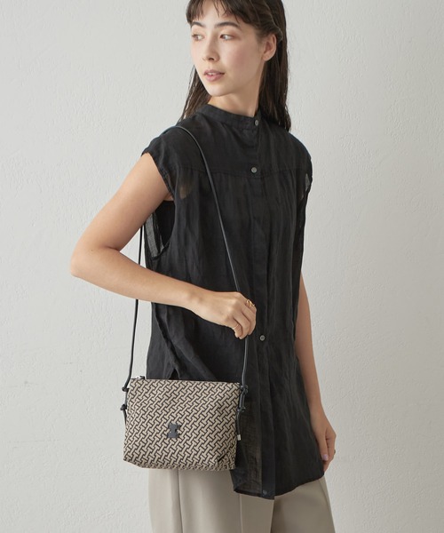 IACUCCI レザーショルダーバッグ ブラック　コンフェット IACUCCI/イアクッチ｜どんな服にも合わせやすい、万能だけど無難