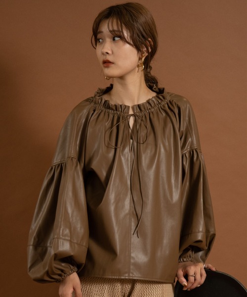 シャツ/ブラウス(長袖/七分) amiur leather volume blouse Amiur（エミレ） シャツ ブラウス leather volume blouse レディース