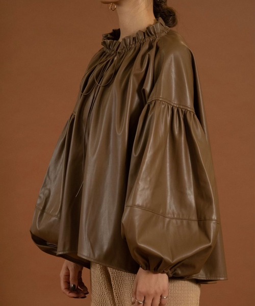 シャツ/ブラウス(長袖/七分) amiur leather volume blouse Amiur（エミレ） シャツ ブラウス leather volume blouse レディース