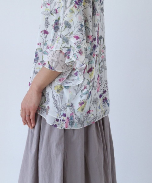 フレア袖と花の塗り絵トップス b01696ko sanpo ブラウス 花柄 薄手 オシャレ フレア 上品 レディースファッション sanpo kuschel フレア袖と花の塗り絵トップス b01696ko ブラウス