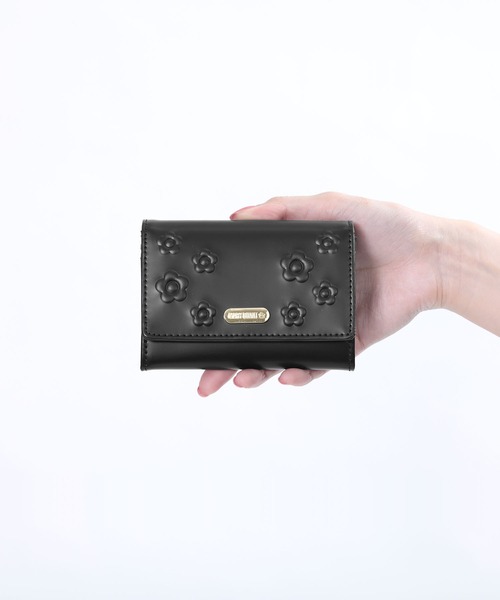 MARY QUANT サイドデイジーエンボス カードケース MARY QUANT ONLINE SHOP｜マリークヮントオンラインショップ