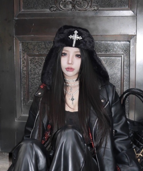 ViViDAY キャップ 帽子 十字架ビジューふわふわフェイクファーフライト