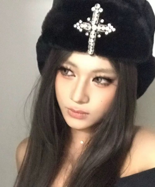 ViViDAY キャップ 帽子 十字架ビジューふわふわフェイクファーフライト