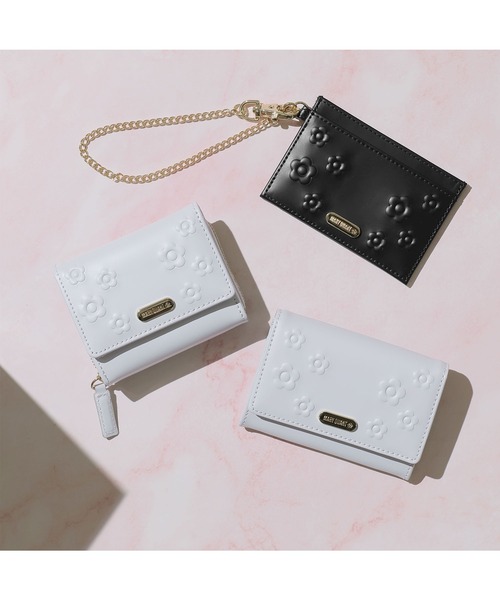 MARY QUANT サイドデイジーエンボス シングルパスケース MARY QUANT（マリークワント）の「サイドデイジーエンボス