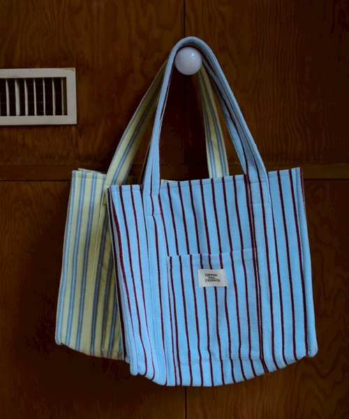 common gull products. トートバッグ 夏の手のひらの上にあるバッグ 