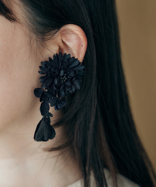 黒いお花と鳥さんのピアス m.soeur（エムスール） ピアス 黒いお花の揺れるピアス レディース
