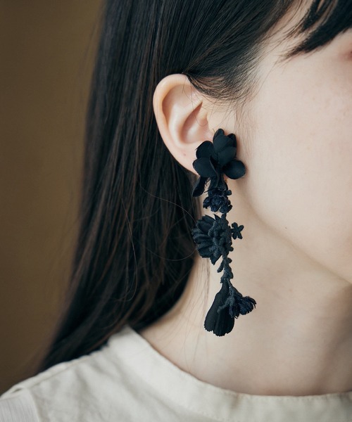 黒いお花と鳥さんのピアス m.soeur（エムスール） ピアス 黒いお花の揺れるピアス レディース