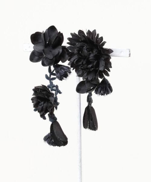 m.soeur（エムスール） ピアス 黒いお花の揺れるピアス レディース