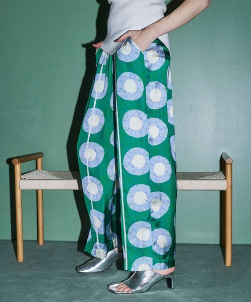 OMMO（オーエムエムオー） パンツ RELAX AIRLY PANTS レディース