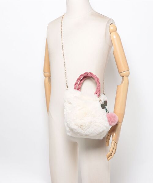 新品 ショルダーバッグ可愛い
Gucci ショルダーバッグ バッグ ふわふわフェクファ素材 可愛いショルダー