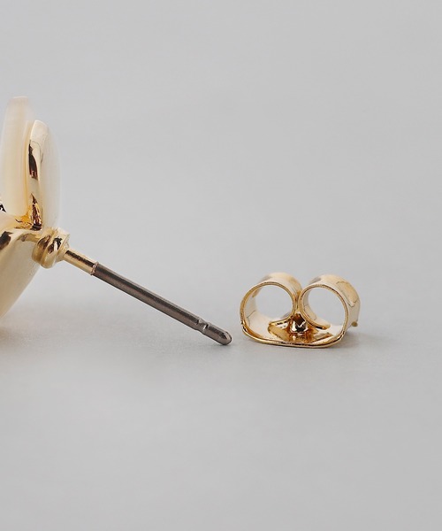 AkariＨ　アカリエイチ　joujou シェルフラワーピアス　ビジュー　新品 AkariH アカリエイチ joujou シェルフラワーピアス ビジュー 新品