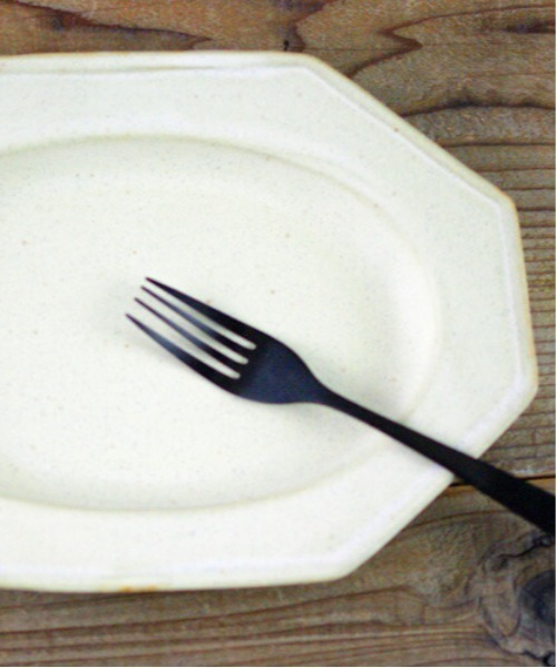 食器 「益子焼」凹凸部分からわずかに見える素地が天然の土ならではの温もりを感じさせ、使い込むほど味わい深くなる。メイン料理を盛り付けるのにおすすめなリ | MILLION CARATS | 08