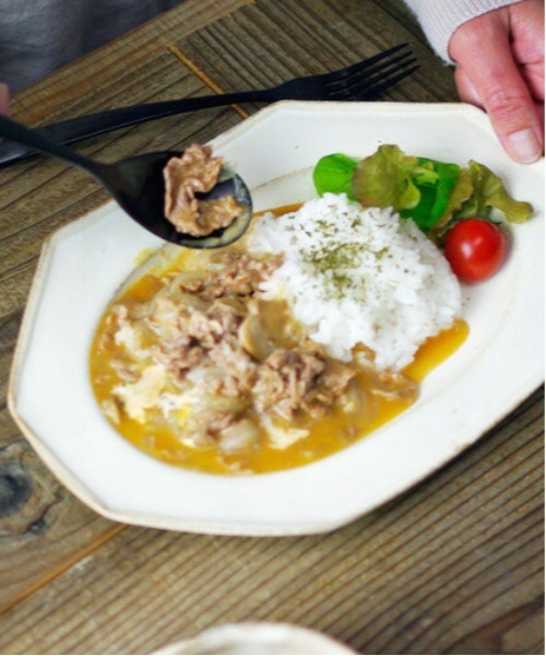 食器 「益子焼」凹凸部分からわずかに見える素地が天然の土ならではの温もりを感じさせ、使い込むほど味わい深くなる。メイン料理を盛り付けるのにおすすめなリ | MILLION CARATS | 09