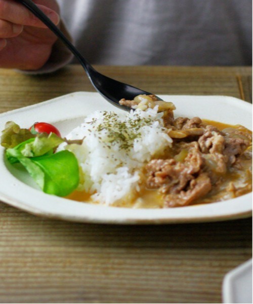 食器 「益子焼」凹凸部分からわずかに見える素地が天然の土ならではの温もりを感じさせ、使い込むほど味わい深くなる。メイン料理を盛り付けるのにおすすめなリ | MILLION CARATS | 10