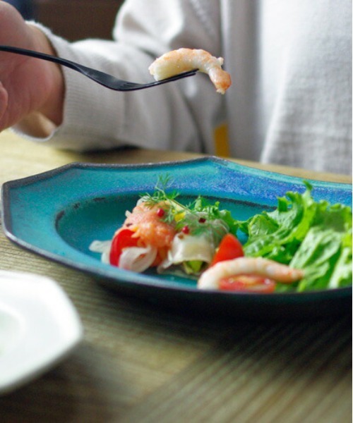食器 「益子焼」凹凸部分からわずかに見える素地が天然の土ならではの温もりを感じさせ、使い込むほど味わい深くなる。メイン料理を盛り付けるのにおすすめなリ | MILLION CARATS | 13