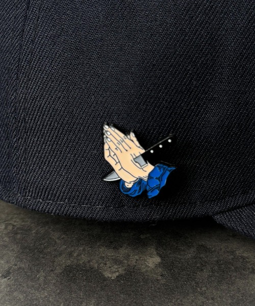 CALIFORNIA OUTFITTERS バッジ 4E47-SZ プレイングハンド ピンバッジ