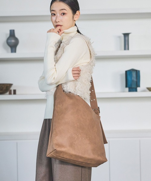 【美品】ライアーのバッグ　ケース　ショルダーと背中に背負えるようになっています LAKOLE（ラコレ） ショルダーバッグ バッグ アシメソフトハトメ