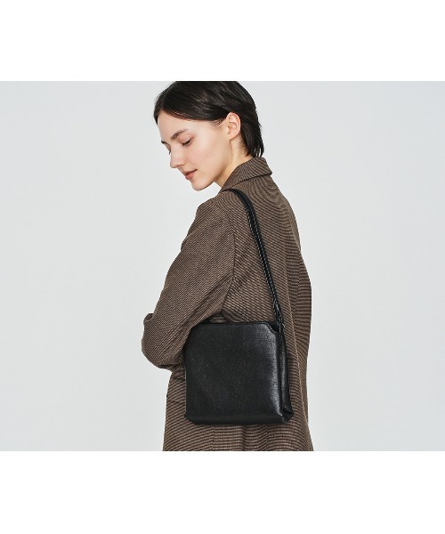 美品　genten（ゲンテン） スミ黒 ゴートレザー ショルダーバッグ　軽量 genten（ゲンテン） ショルダーバッグ バッグ エッセンシャルゴート