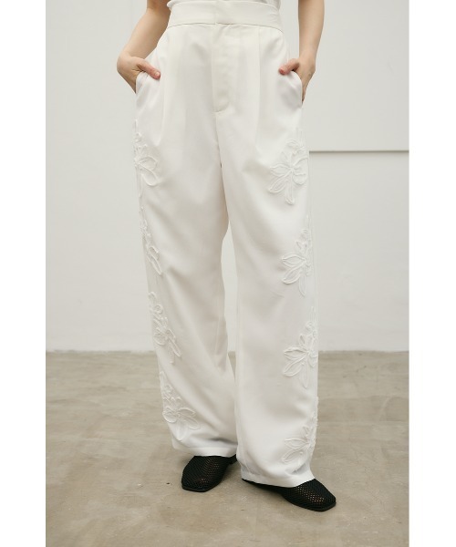 パンツ フラワーエンブロイダリータックパンツ レディースの画像