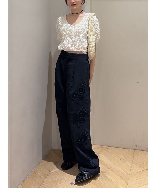 パンツ フラワーエンブロイダリータックパンツ レディースの画像