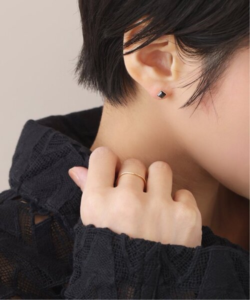 Lilas ピアス オニキスピラミッドモチーフ4mmピアス K10（両耳