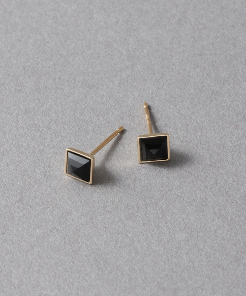 まるぴち オニキス ピラミッドモチーフ 4mmピアス K10 Lilas ピアス オニキスピラミッドモチーフ4mmピアス K10（両耳