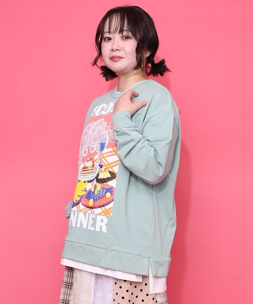 Scolar スカラーちゃんの夕食柄レイヤード風配色プルオーバー ScoLar（スカラー） トレーナー スウェット スカラーちゃんの夕食柄